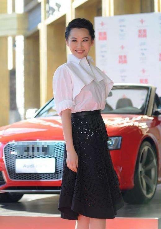 许晴终于不装嫩了，宫廷风斗篷气质炸裂，网友：49岁嫩成19岁