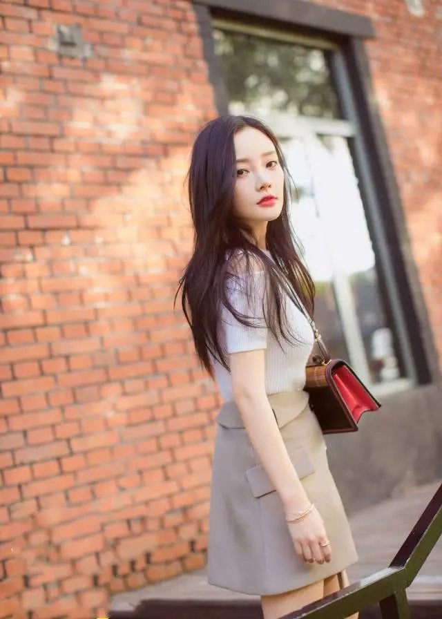 李小璐晒出最新时尚街拍美出新高度,网友:鞋穿的真个性。