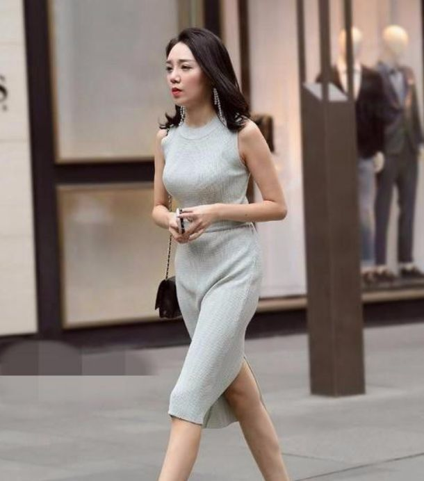  『凸显出』街拍：高挑的美女真会穿，紧身裙凸显出火辣身材！