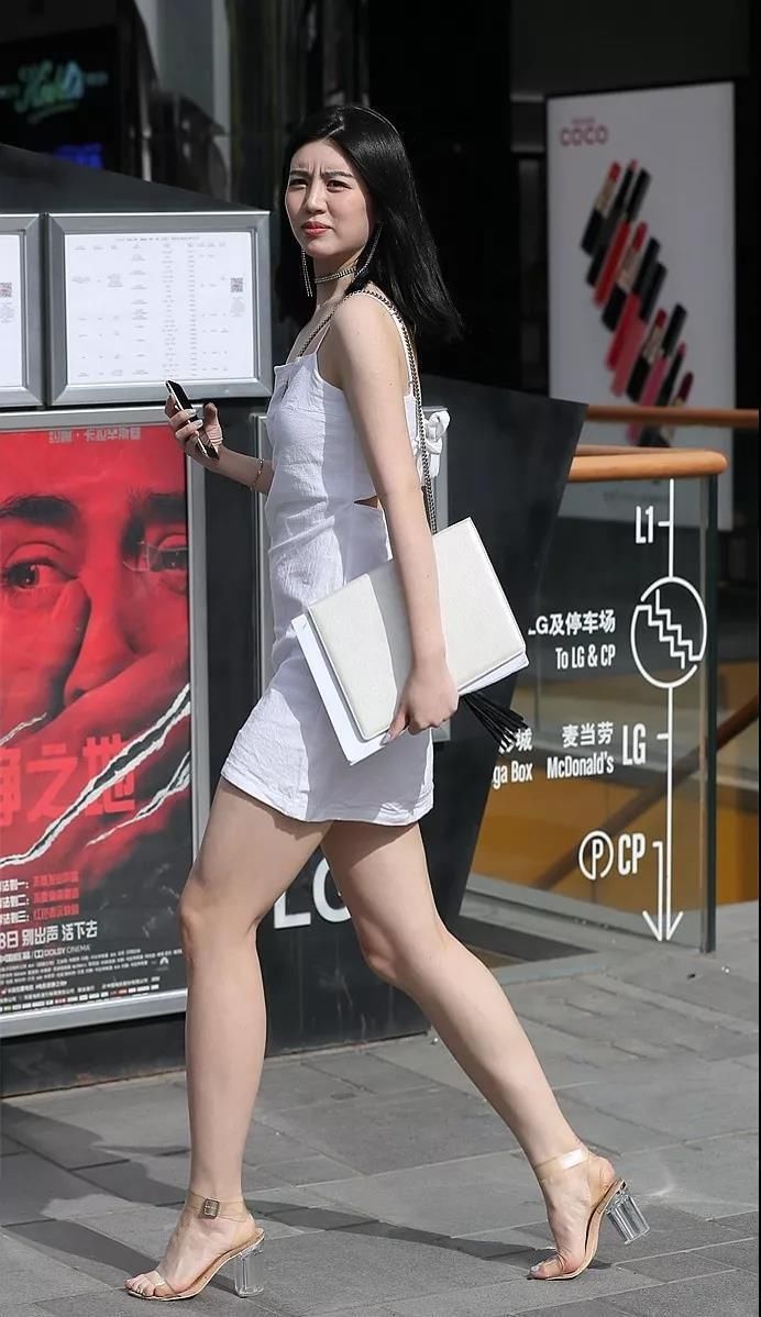 广州街拍 连衣裙凸显了美女婀娜多姿的好身材 个个像白衣仙女一样