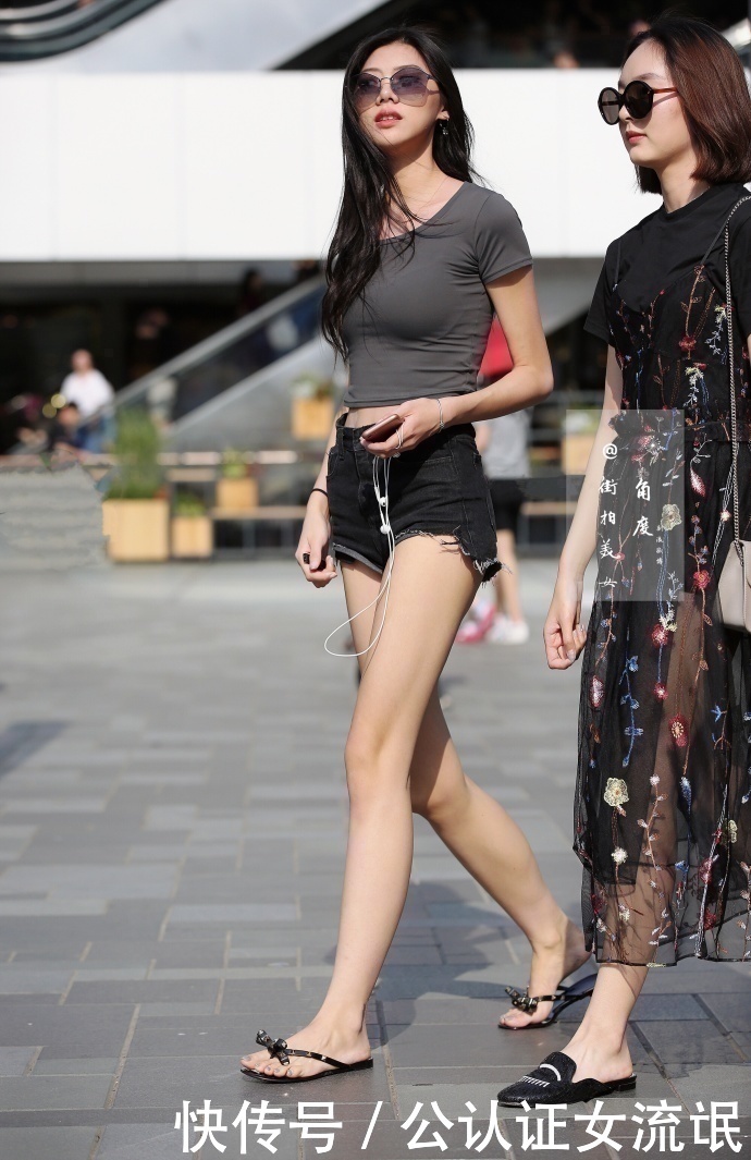 街拍:摩拜单车上的女神 肤白貌美大长腿