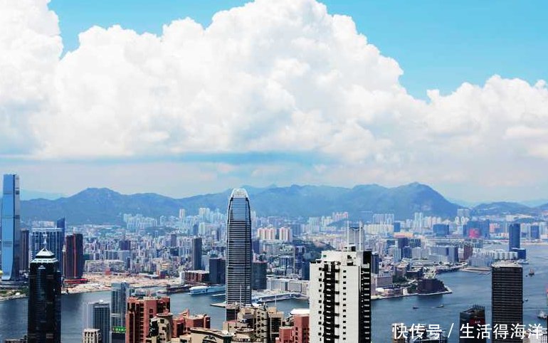 香港底层人民的生活一家人挤在十平米的房间，自己都觉得压抑！