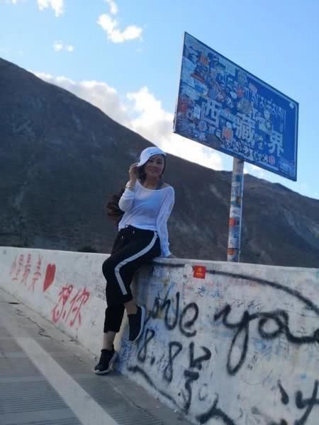 川藏线上，穷游女举“RB”牌子是何暗语？老司机：看见就停车！