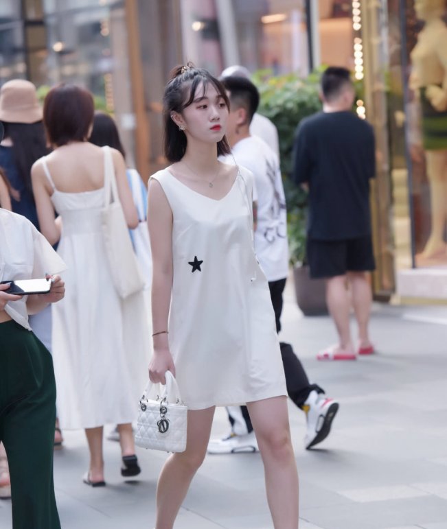  优雅|气质优雅的小姐姐:紧身包臀裙勾勒姣好身材,知性甜美别有韵味