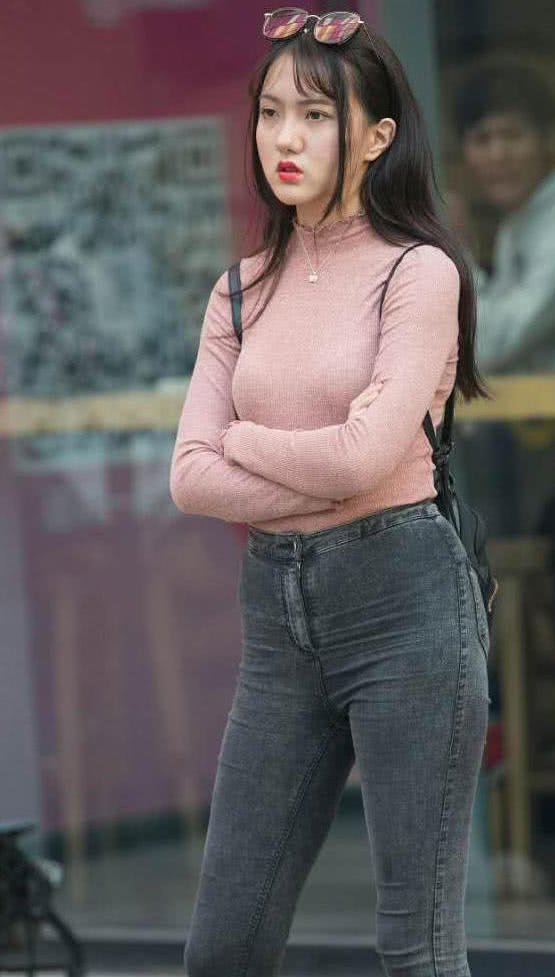 清纯女学生穿紧身牛仔裤洋溢青春玉女魅力，网友：这蒜头鼻子太可