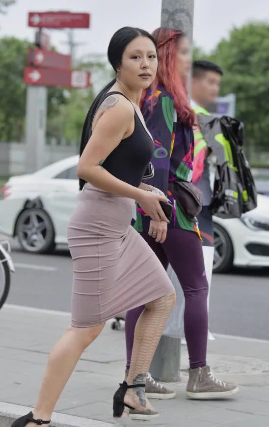 丰腴的小姐姐，身材前凸后翘,很是性感