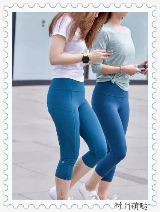 好闺蜜穿同款紧身裤逛街，哪个身材你更喜欢？