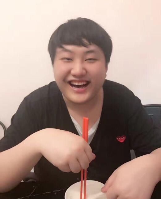 微笑出面澄清女友传言 水友解读忘不掉的竟是“她” 还现身回帖