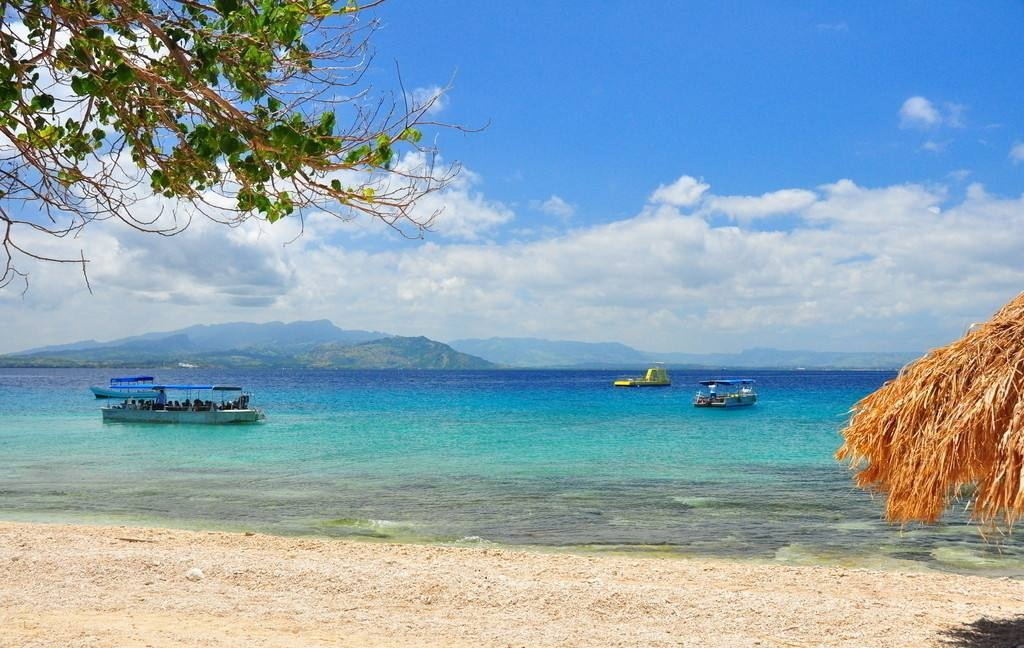 大洋洲患难兄弟：大哥坚持独立相当贫穷，小弟跟着美国却富得流油