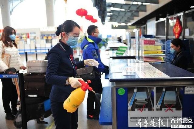  #小时#青岛机场调减国内外航班严防疫情输入！公共设施每小时消