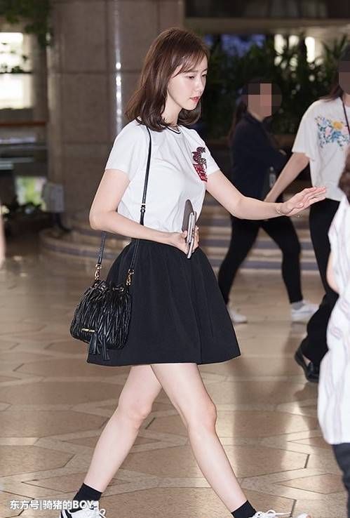 林允儿这身造型暴露了身材缺陷，一双“O型腿”真的好明显!