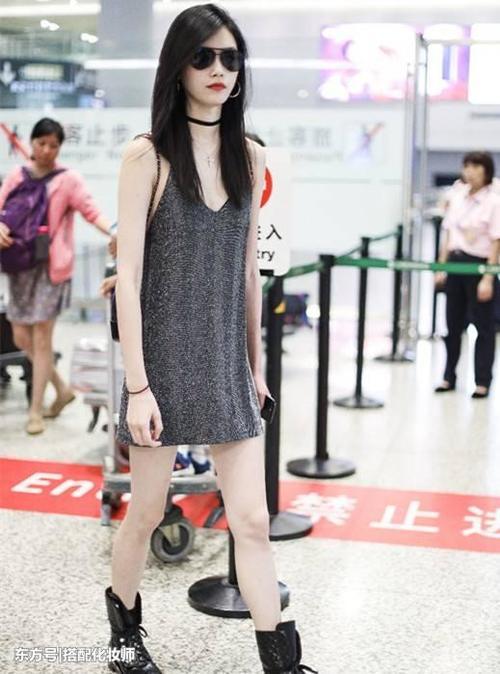 女星留长直发,杨超越比较清纯,鞠婧祎稍显妩媚!