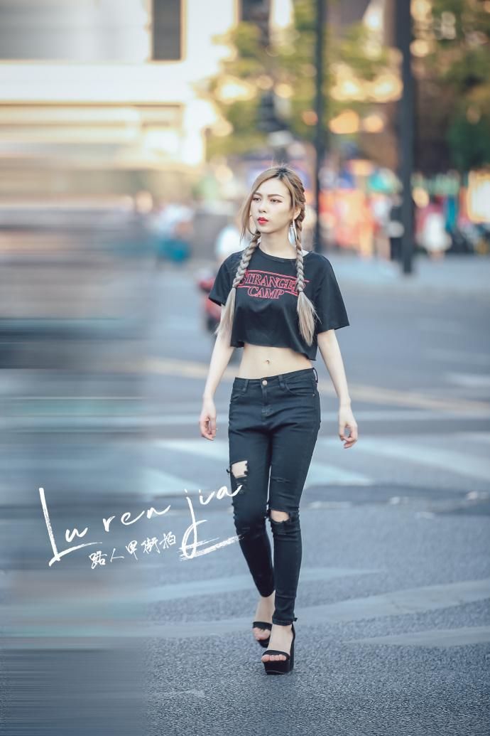 街拍:抛去职业装，试试清新大气的淑女范连衣裙，太显美!