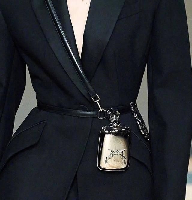  『minibags』还在背大水桶包？今年流行minibags，小到只能放一颗糖的那种！