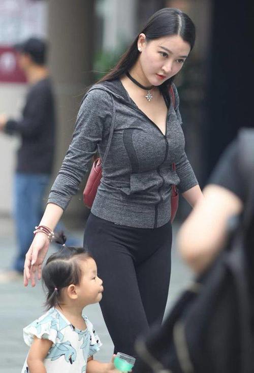 紧身包臀裙：穿出简单利落，塑造优美比例线条！