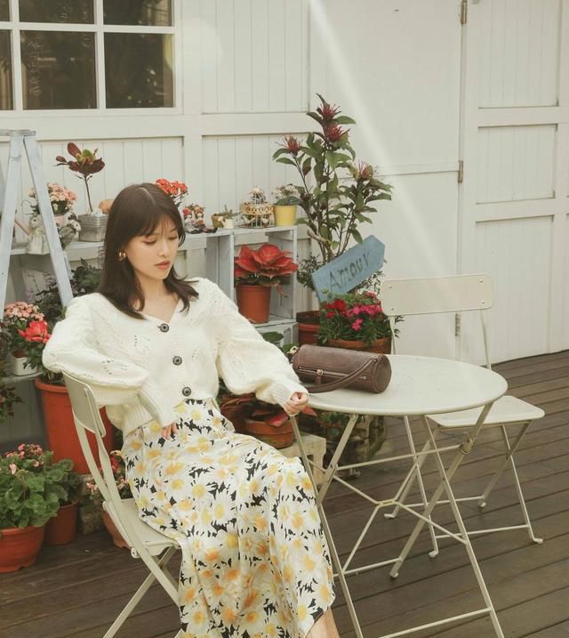  『忍不住』初夏简约风少女穿搭,展现温柔可爱一面,让男友忍不住多看几眼
