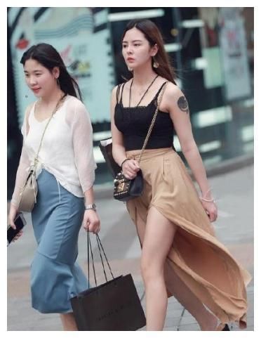 街拍：图二穿吊带小背心，让人看得蠢蠢欲动，简直就是出水芙蓉！