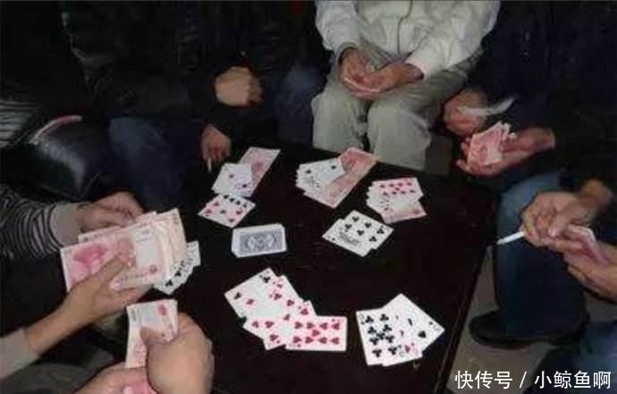 农民疑惑: 为啥农村打牌罚款, 城里却允许棋牌室存在? 看看专家怎