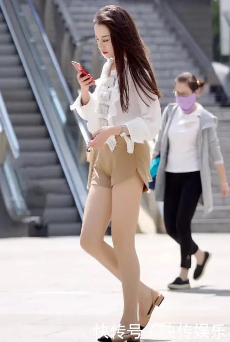 气质小姐姐短裤大秀筷子腿,性感的身形让人看了都流鼻血。