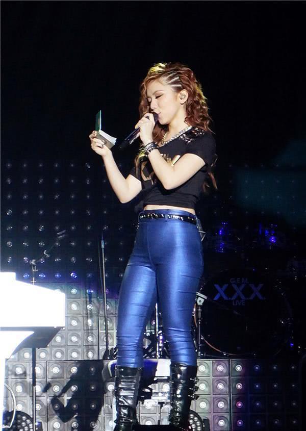 李沁仗着身材好任性，皮裤都敢这样穿，网友：还好腿长！