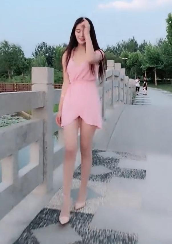 公园里的肉色丝袜小姐姐，这丝袜长腿让我流连忘返