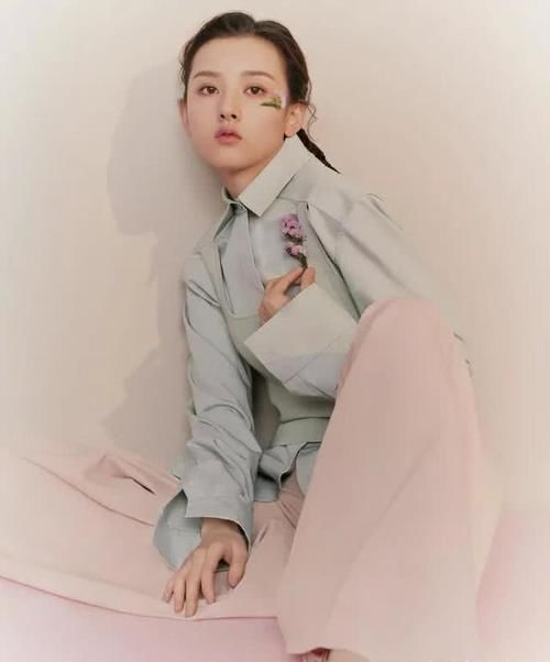 杨幂身穿月光白的蕾丝裙出席活动,宛如仙女下凡,这搭配风格太好了