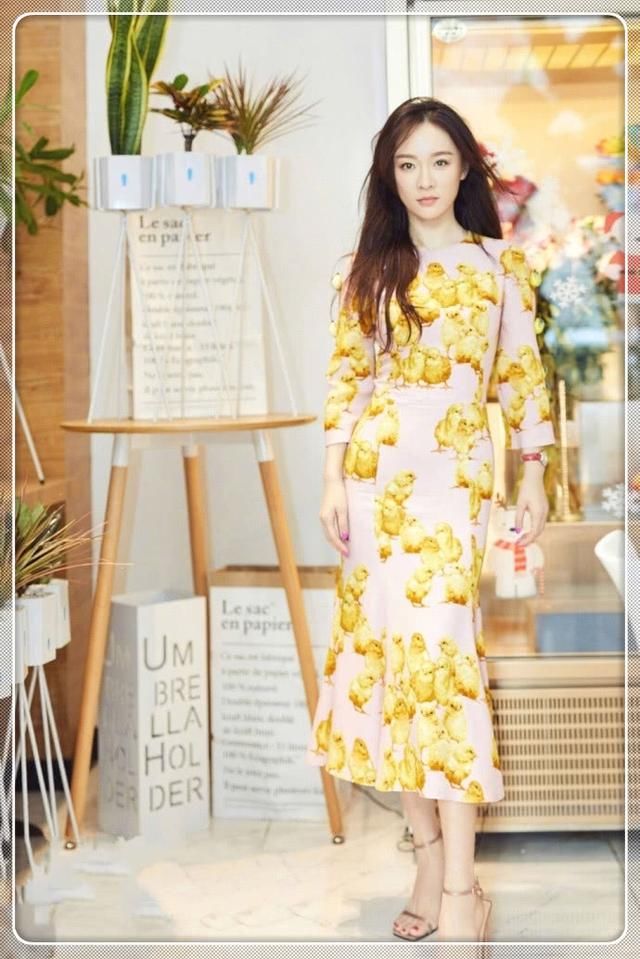 38岁霍思燕又美了！穿3万元的紧身裙秀曲线，杜江可真是赚到了！