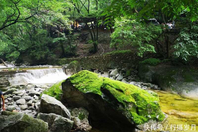 它是中国南北分界岭，更是长江黄河的分水岭，险峻的令人望而却步