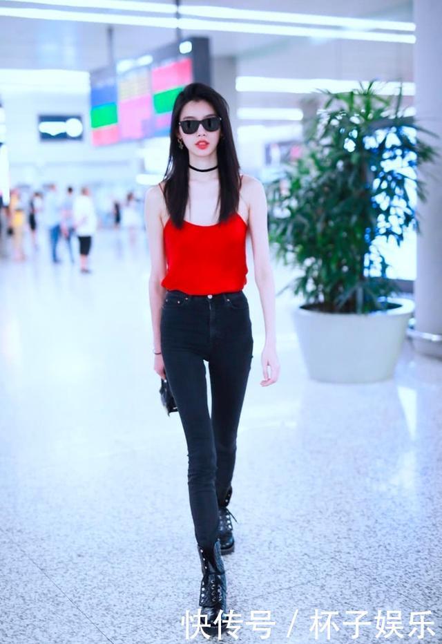 奚梦瑶穿红色吊带衫走机场真没什么，李宇春的红色短裤才叫厉害！