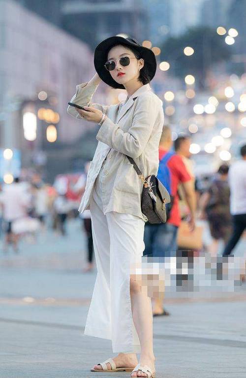 路人街拍，小姐姐白T恤搭配紧身牛仔裤，很是婉约动人