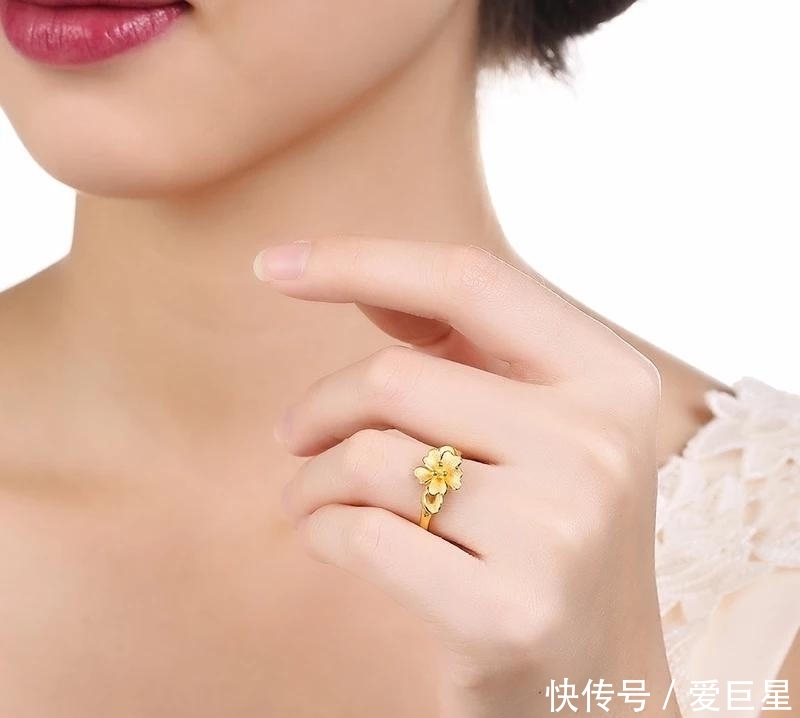  「中年」中年女人可以佩戴哪些黄金戒指，时尚不显老，价格还不贵的？