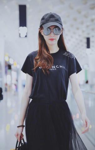 “筷子腿”算啥，看看唐嫣的“筷子”身材，瘦到我怀疑人生！