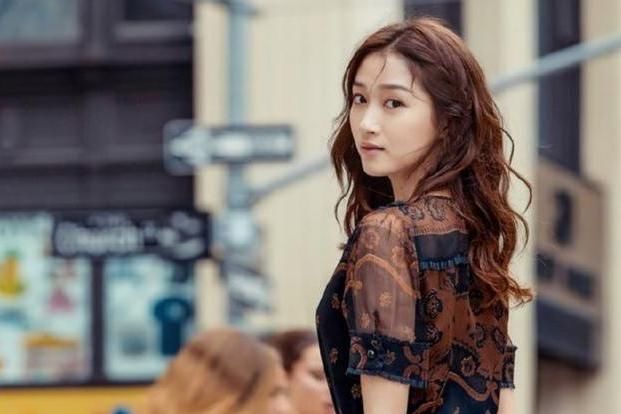 关晓彤时装周首秀，印花纱裙穿出成熟感，难怪鹿晗会喜欢她