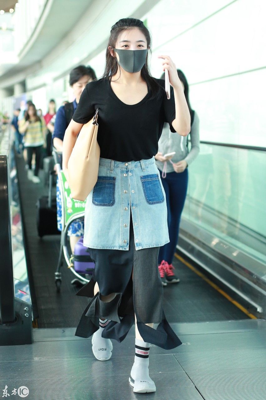 张含韵口罩遮面穿黑色T恤现身机场，下半身的时尚打扮让人看不懂