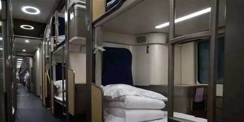 为何在选择火车卧铺时,女生最好不要选下铺?不看还真不知道!