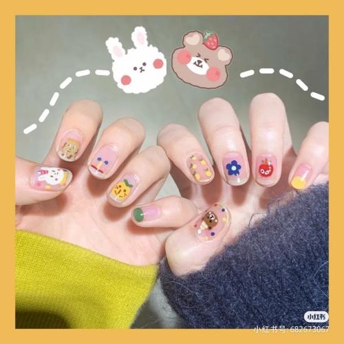  图源@不露脸的春天，当然要在指甲上做点花头啦！