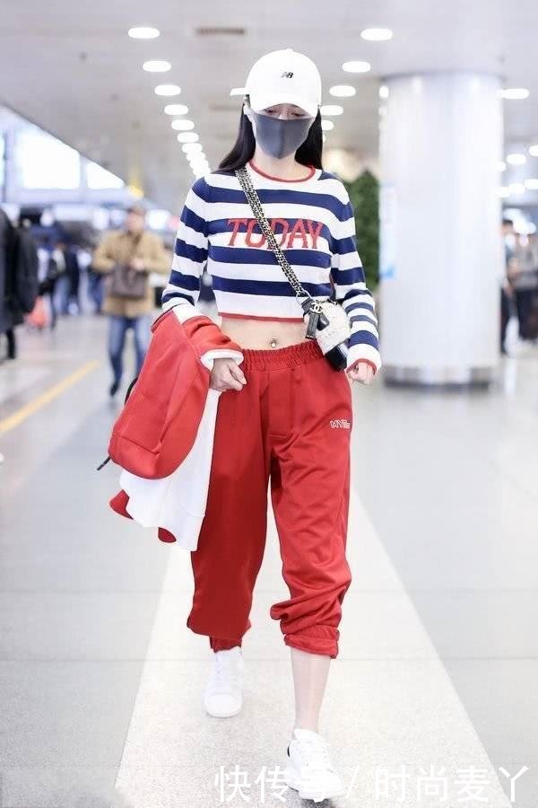 沈梦辰穿露脐T恤，特意放颗钻在肚脐眼，网友：闪瞎我了！