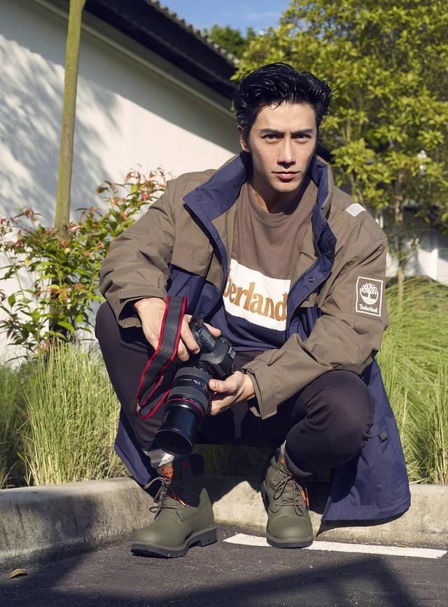 身穿灰色衣的陈传多，年纪虽老，但看样子却像刚刚出来的青年