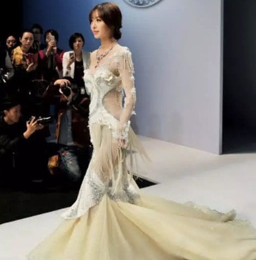 李菲儿穿“鱼骨裙”走秀，网友:可能对美有什么误会!