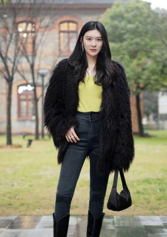 「气质」街拍:艳冶柔媚的小美女,白色短袖配卡其色半身裙,时尚气质