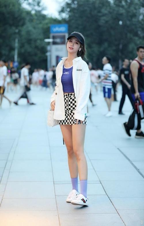 路人街拍，小姐姐V领条纹吊带装十分的别致，明媚动人