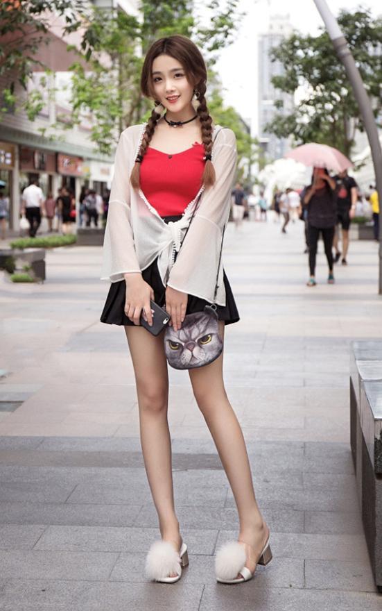 路人街拍,小姐姐身穿牛仔热裤,独特新颖,突显出优美曲线