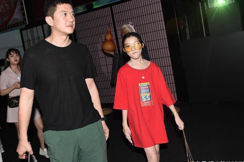 李嫣太成熟了, 才12岁只穿个超大t恤, 手上包更是“贵妇”级别