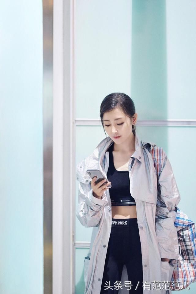 张天爱直接穿运动背心出门，惹得大叔频回头，网友：这腰可出道了