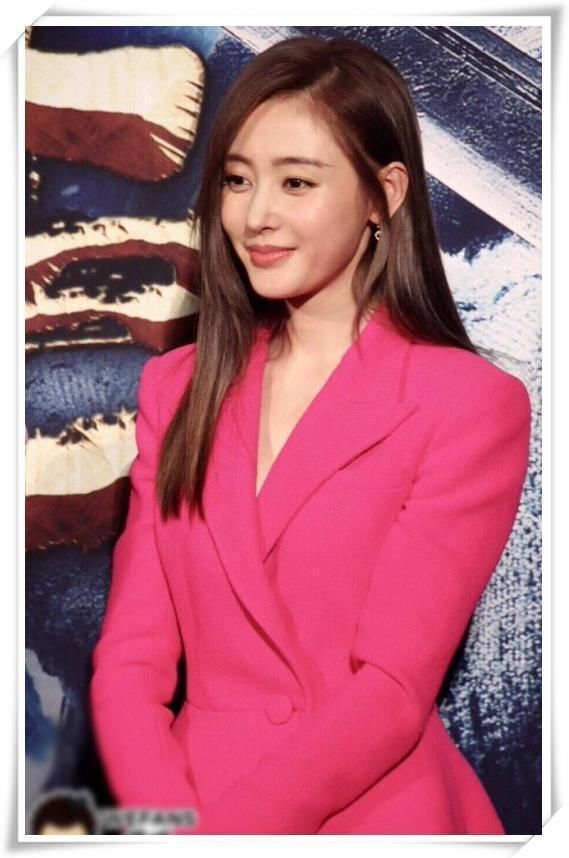 张天爱168，李冰冰166，两人同穿玫红西装，网友：气场差距尴尬了