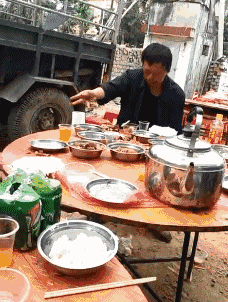 #英雄救美#搞笑gif:其实英雄救美都是假的,没有钱谁会理你