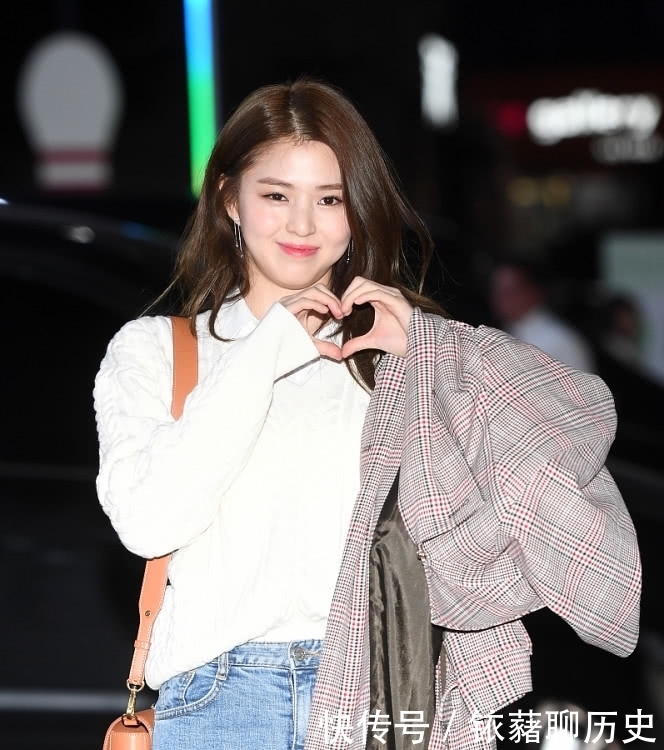 邻家:佳人韩素希打扮的如同邻家小妹,牛仔裤方头鞋清新自然