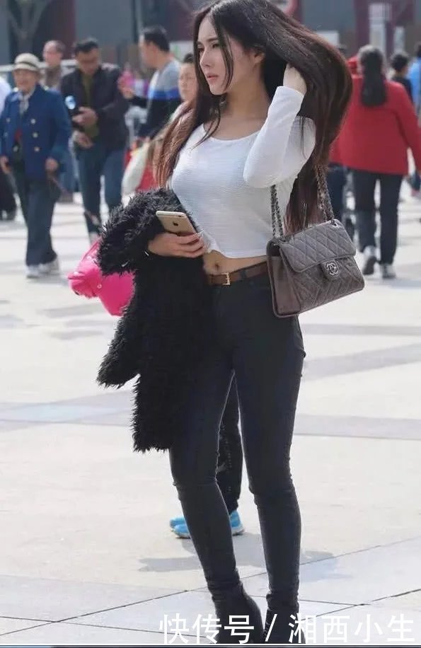 甜美小姐姐长发飘逸，紧身装衬托出傲人身材，吸睛无数