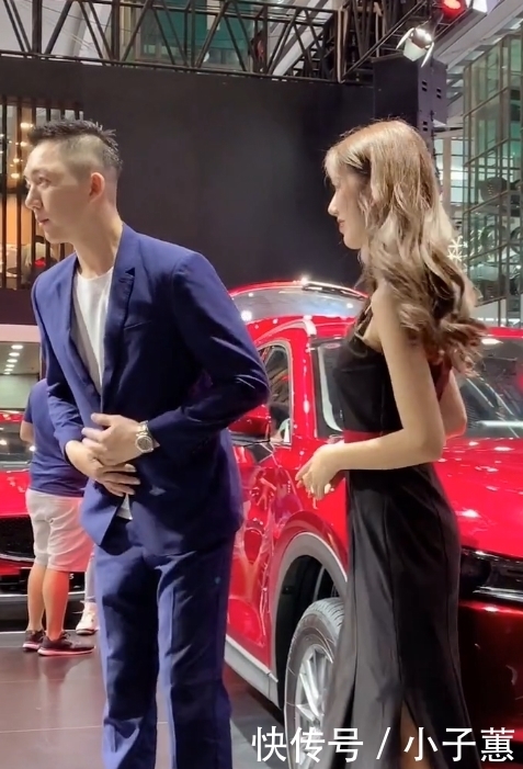 [ 美女]你裙子中间的红色条纹是腰带吗？，美女