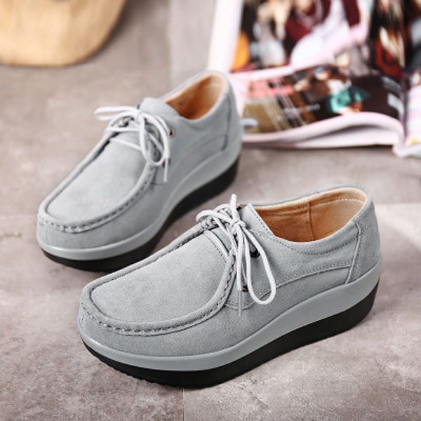 小个子女人，出门别总穿高跟鞋!如今流行这样的软软鞋，优雅舒适